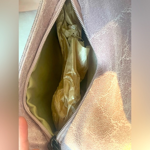 Borse In Pelle Made in Italy. Purple Leather Bag With Metal Trim and Chain - Picture 3 of 11